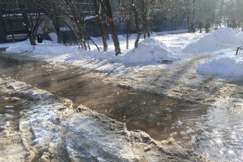 Ул. Акимова в Нижнем Новгороде затопило из-за прорыва водопровода (ВИДЕО)