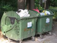 Нижегородские милиционеры задержали две группы бомжей, которые воровали колеса с мусорных контейнеров