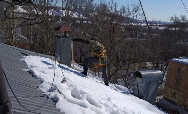 Еженедельно в Канавине очищается около 450 крыш Еженедельно в Канавине очищается около 450 крыш