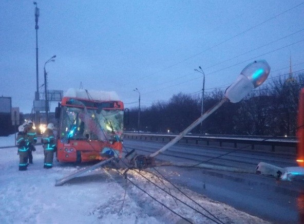 Водитель рейсового автобуса въехал в световую опору в Нижнем Новгороде 
