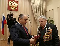 Олег Кондрашов вручил ветеранам юбилейные медали 