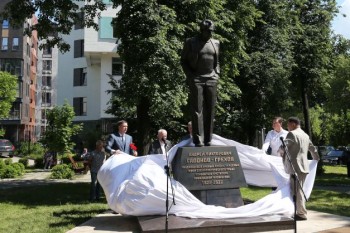 Памятник основателю ИПФ РАН Андрею Гапонову-Грехову открыли в Нижнем Новгороде