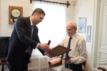 Андрей Гнеушев вручил ветерану Василию Яковлевичу Курицыну медаль и диплом «Почетный гражданин Нижегородской области»