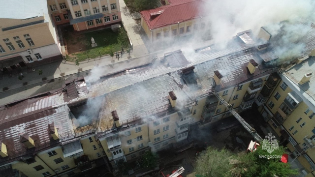Около 1000 кв.м составила площадь пожара в жилом доме в Оренбурге