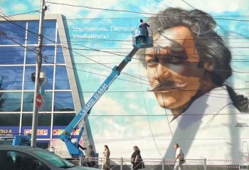Мурал с изображением Олега Янковского в Саратове отреставрировали