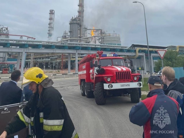 Пожар на "СИБУР-Нефтехим" тушат в Дзержинске Нижегородской области