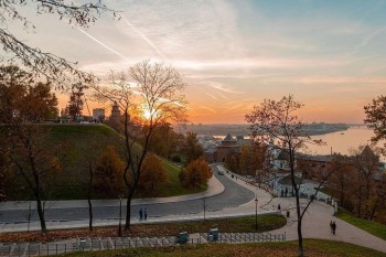 Монтаж освещения продолжается в Литературном саду Нижегородского кремля