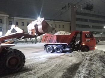 Более 100 единиц техники было выведено на уборку дорог Нижнего Новгорода во время снегопада (ВИДЕО)