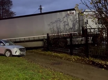 Нетрезвый водитель фуры снёс машины и забор у церкви Иоанна Богослова в Выксе