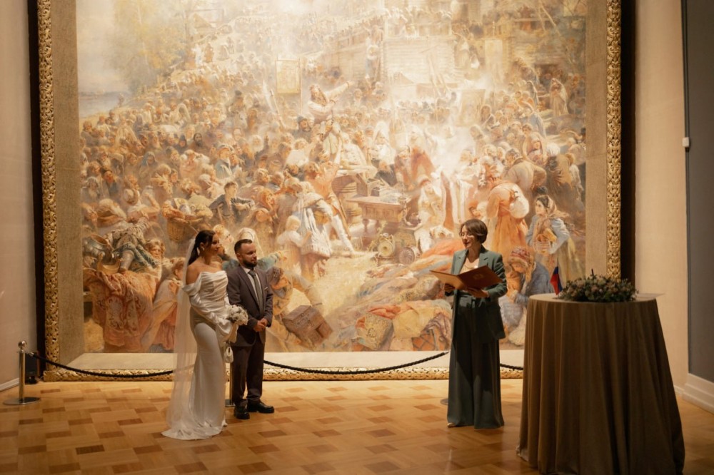 Нижегородская пара зарегистрировала брак на фоне картины Константина Маковского «Воззвание Минина»
