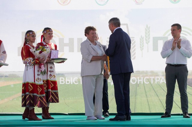 Знак "Почётный гражданин Чувашии" вручен Альбине Новиковой в рамках "Дня поля"