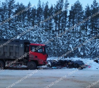 Два человека погибли при столкновении Toyota Camry и грузовика Shacman в Нижегородской области