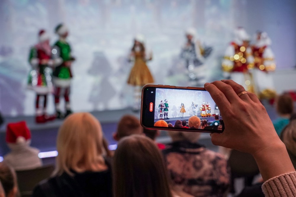 В Доме народного единства провели новогоднее шоу для детей участников СВО