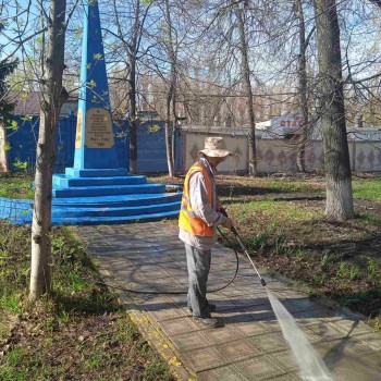 Памятники приводят в порядок после зимы в Нижнем Новгороде