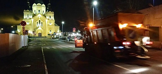 Специальная техника обрабатывает дороги Нижнего Новгорода противогололедными материалами