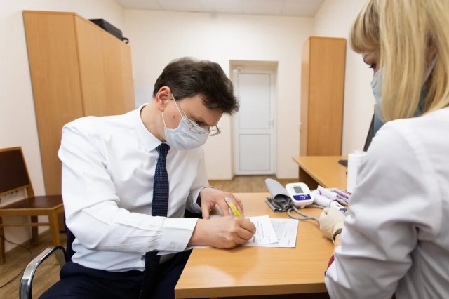 Министр образования Оренбургской области Алексей Пахомов ревакцинировался от коронавируса
