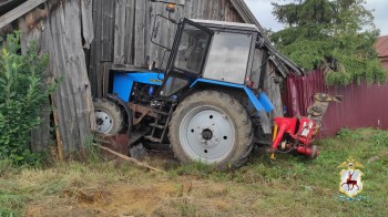 Приезжий угнал трактор и врезался в сарай в Нижегородской области Приезжий угнал трактор и врезался в сарай в Нижегородской области