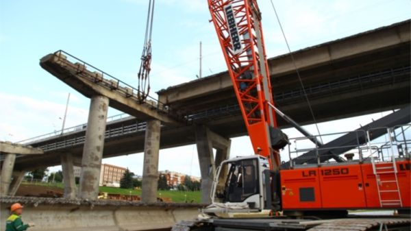 Уникальная техника используется при демонтаже балок Московского моста г. Чебоксары Уникальная техника используется при демонтаже балок Московского моста г. Чебоксары