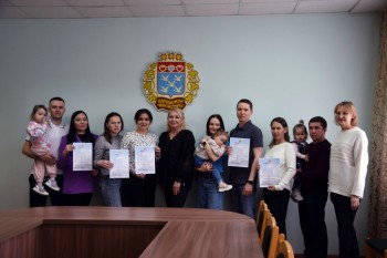 Восемь молодых семей в Чебоксарах получили сертификаты на приобретение жилья