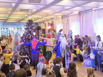 380 детей и родителей посетили новогоднее представление в театре кукол