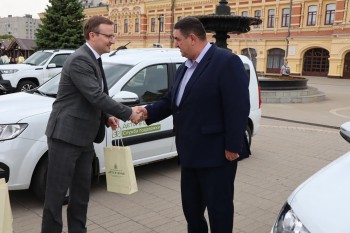 Андрей Гнеушев передал 21 автомобиль службе «Дети в семье»
