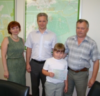 Димитров вручил государственный жилищный сертификат еще одной саровской семье
