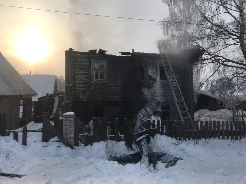 pozharno-spasatelnye-podrazdeleniya-likvidirovali-pozhar-v-g-kirove_16137130021438089533__800x800.jpg